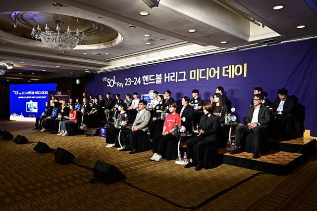 滕哈格：新领导层认可我取得的成就；很早之前就关注乌加特了