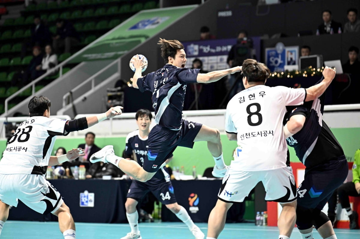 突然发力！国王一波16-2反超鹈鹕9分，萨博尼斯3中3