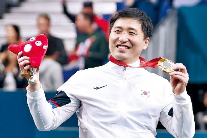 王晓瑞：洲际比赛有时需要个人灵光一现，廖力生可在国足一试