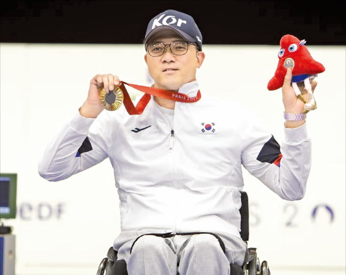 欧冠-米兰2-1红星欧冠4连胜 亚伯拉罕88分钟绝杀