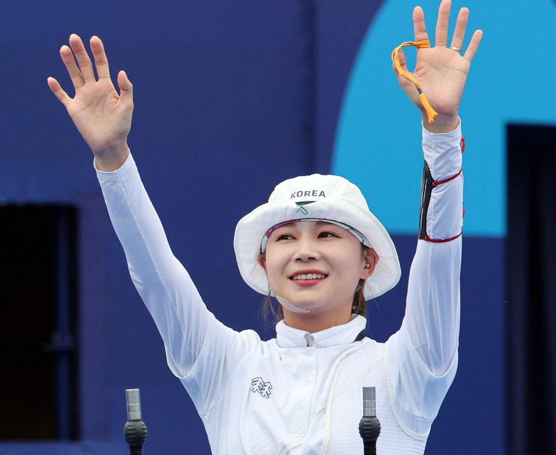 无奈苦笑！于德豪仅出战4分33秒就6犯毕业