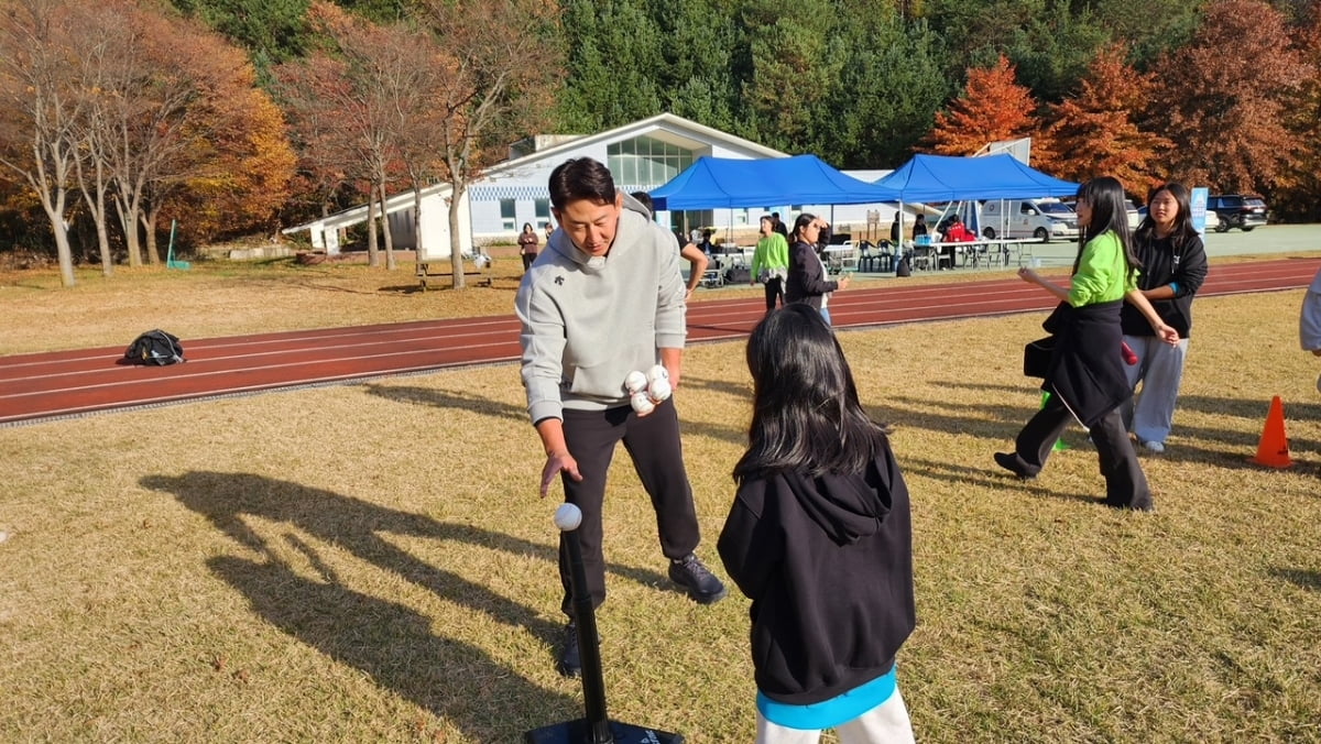 金玟哉本赛季完成超500次向前传球，在五大联赛中卫排名第一