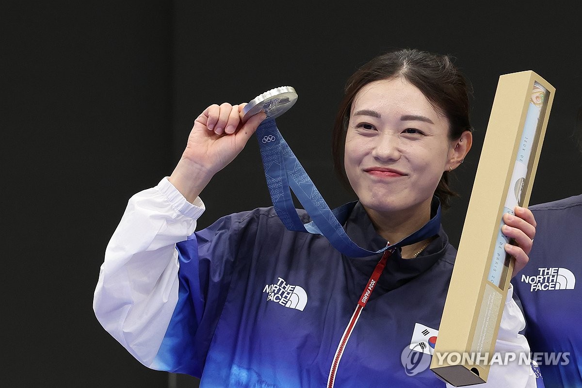 NBA早报｜骑士欢迎水拉回家 杜兰特不看好有雕像 库里可能复出