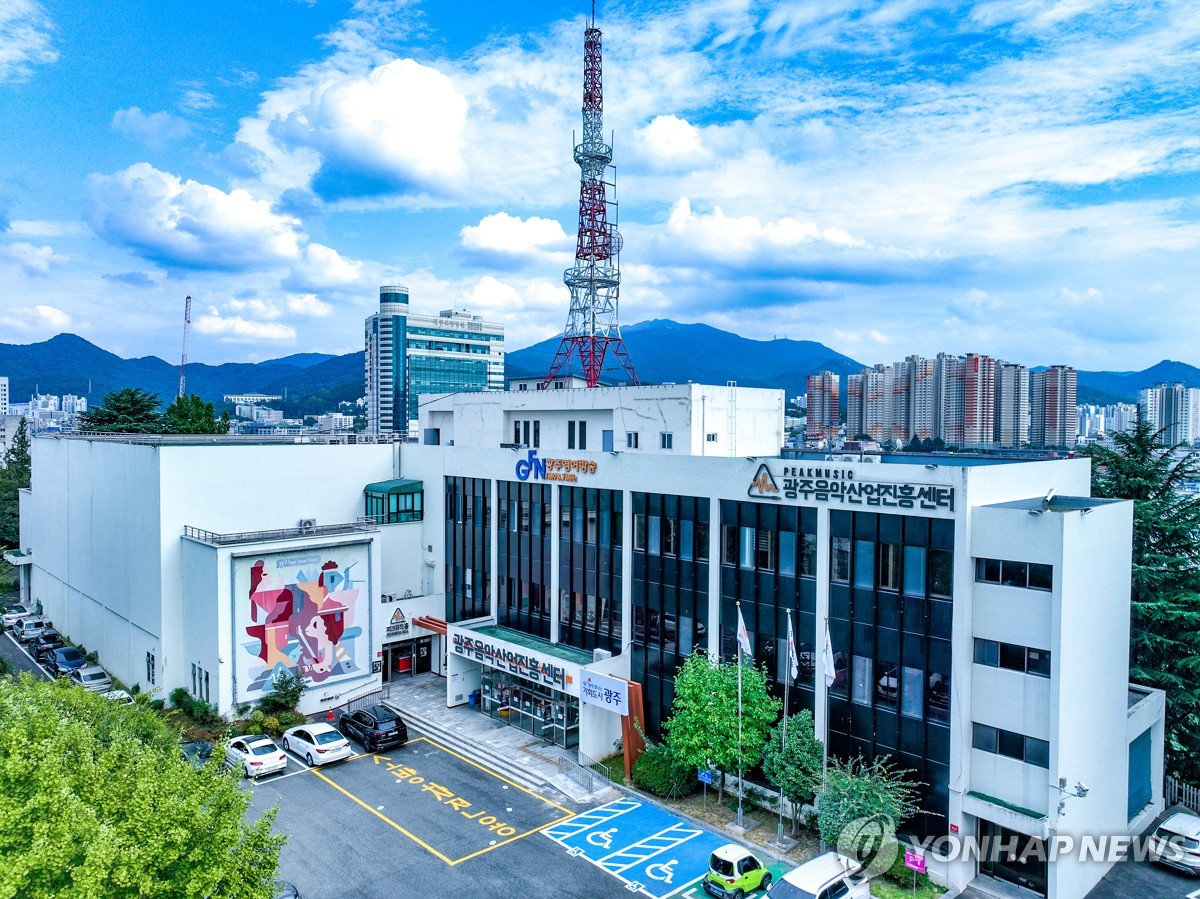 记者：利物浦和曼联关注埃德松-席尔瓦，亚特兰大要价6000万