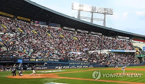 三分13中4！文班亚马场均出手8.6个三分 命中率33.9%他该这样投吗？